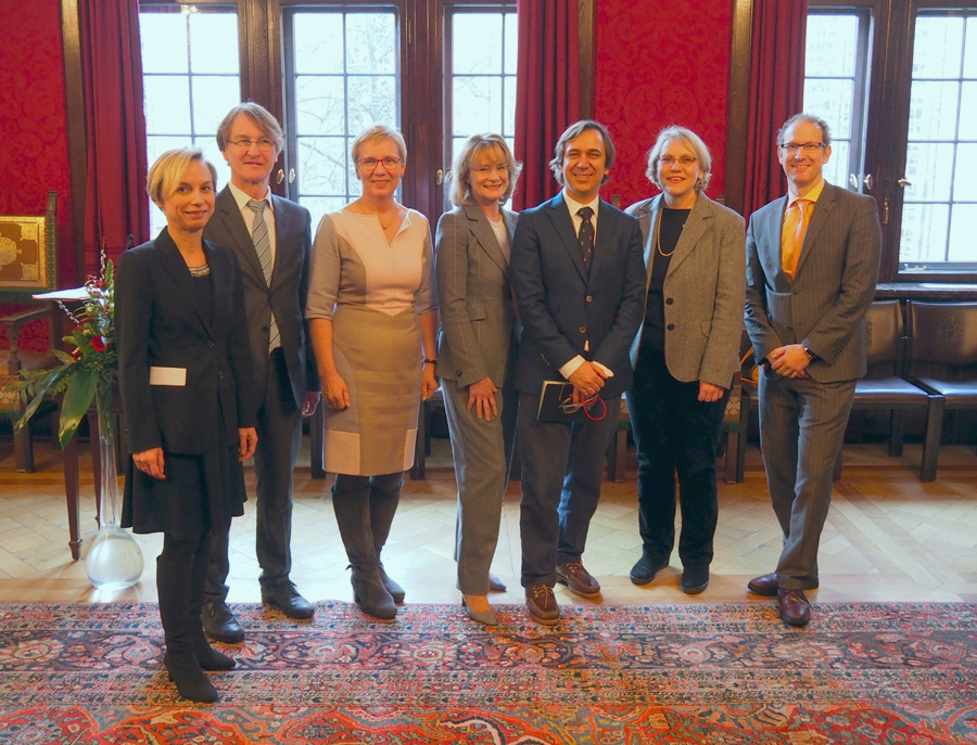 Im Rahmen einer Festveranstaltung im Kaminsaal des Bremer Rathauses wurde die Ernennung des BIPS zum WHO Collaborating Centre gefeiert (v.l.: Hildegard Westphal – Leibniz-Gemeinschaft, Wolfgang Ahrens – BIPS, Eva Quante-Brandt – Senatorin für Wissenschaft, Gesundheit und Verbraucherschutz, Iris Pigeot – BIPS, João Breda – WHO, Ute Winkler – Bundesministerium für Gesundheit, Andreas Breiter – Universität Bremen; Bild: Nils Ehrenberg).